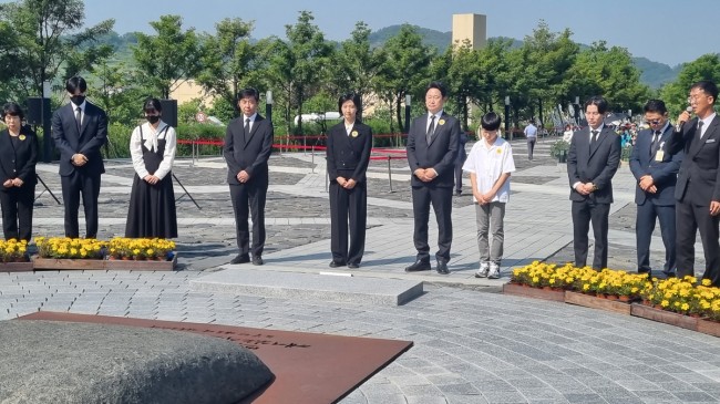 참배하는 노 전 대통령 가족